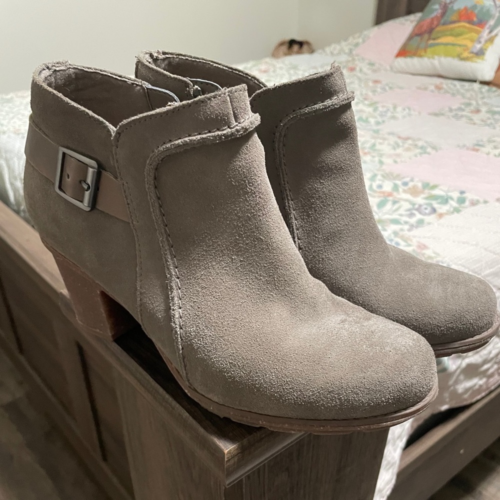 Clarks size 9 suede grey booties